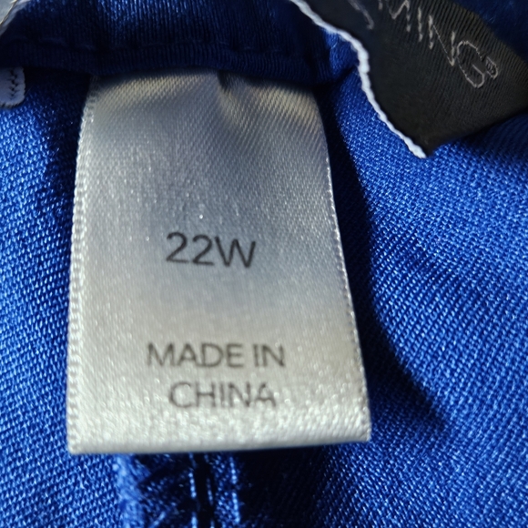 Cute Capris! Women's Signature Slimming by CJ Banks Bright Blue  22W - Picture 5 of 7